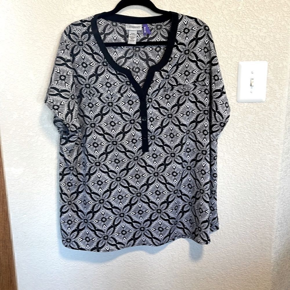 Catherines- Black & White Floral Short Sleeve Button Front Top, Size 1X Petite